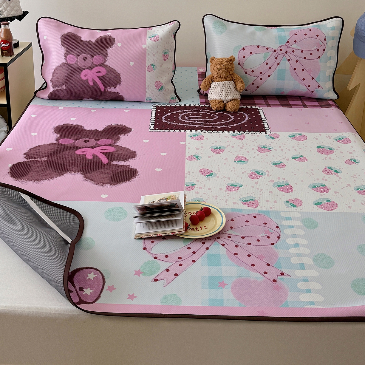 91家纺网 家纺一手货源 找家纺 山茶家居-原创设计（原山茶家纺） 2026新款韩国设计师合作款斜纹冰丝席凉席 韩国设计系列--草莓与熊