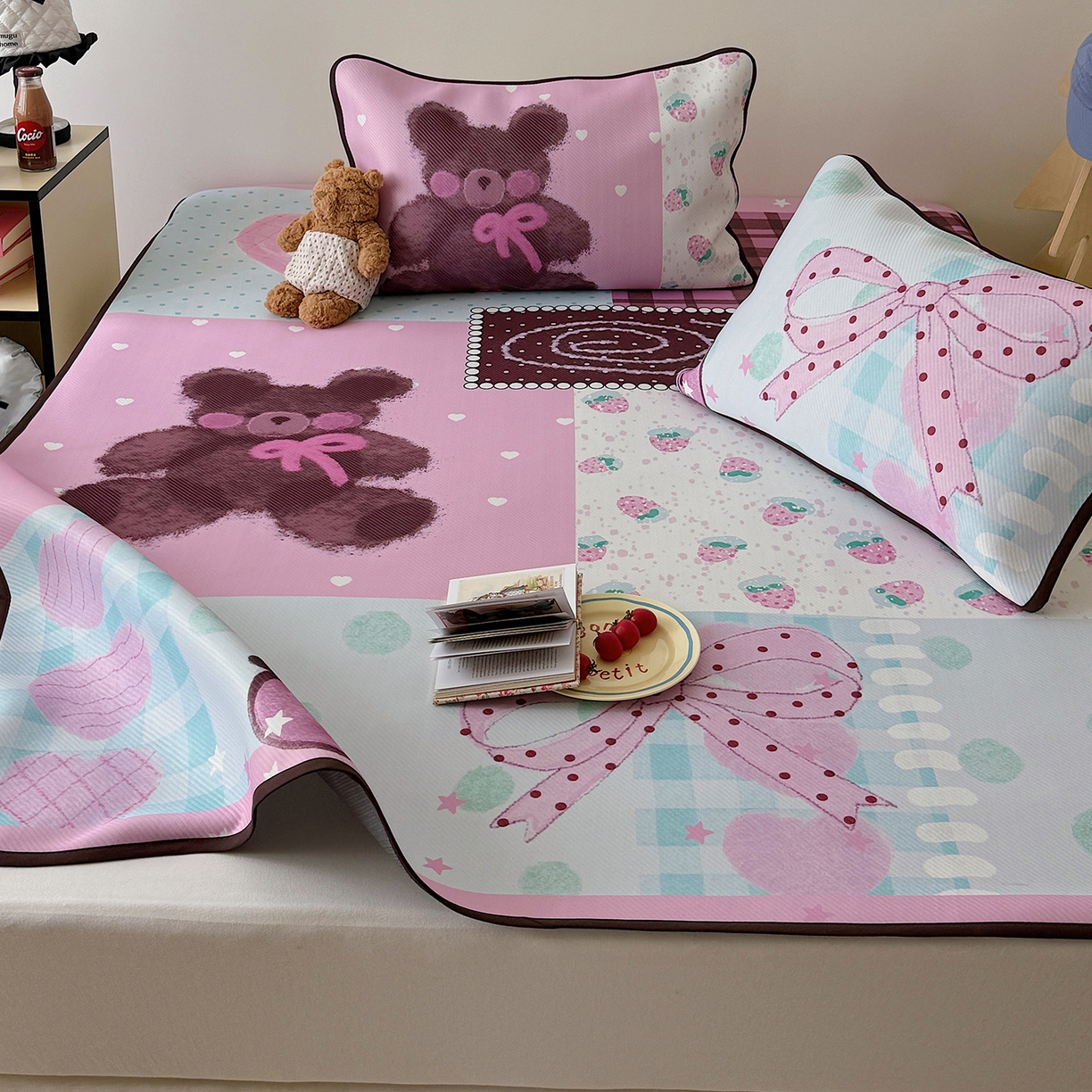 91家纺网 家纺一手货源 找家纺 山茶家居-原创设计（原山茶家纺） 2026新款韩国设计师合作款斜纹冰丝席凉席 韩国设计系列--草莓与熊