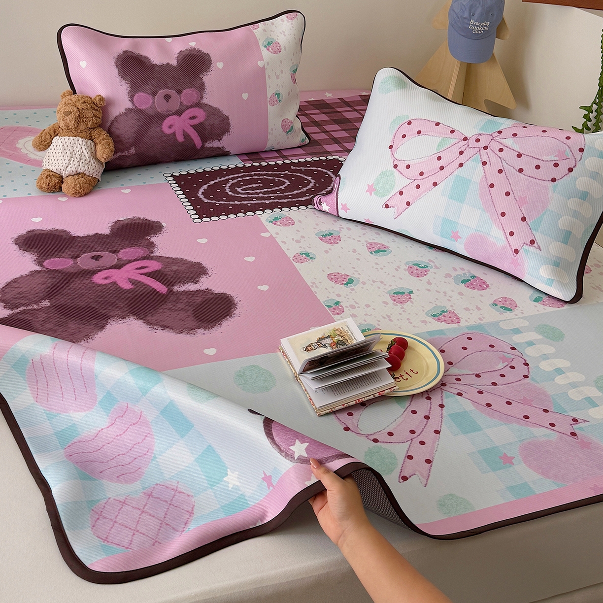 91家纺网 家纺一手货源 找家纺 山茶家居-原创设计（原山茶家纺） 2026新款韩国设计师合作款斜纹冰丝席凉席 韩国设计系列--草莓与熊