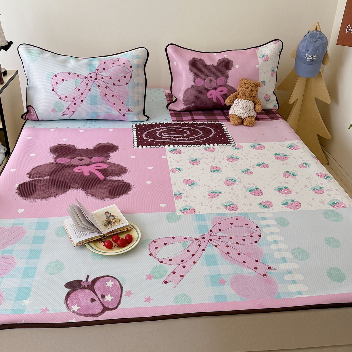 91家纺网 家纺一手货源 找家纺 山茶家居-原创设计（原山茶家纺） 2026新款韩国设计师合作款斜纹冰丝席凉席 韩国设计系列--草莓与熊