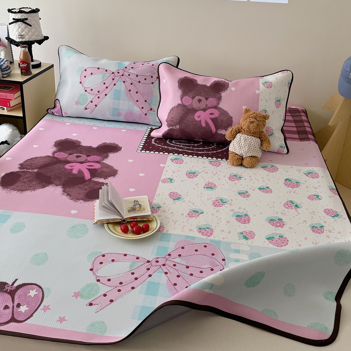 91家纺网 家纺一手货源 找家纺 山茶家居-原创设计（原山茶家纺） 2026新款韩国设计师合作款斜纹冰丝席凉席 韩国设计系列--草莓与熊