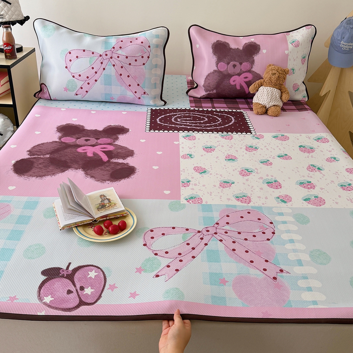 91家纺网 家纺一手货源 找家纺 山茶家居-原创设计（原山茶家纺） 2026新款韩国设计师合作款斜纹冰丝席凉席 韩国设计系列--草莓与熊