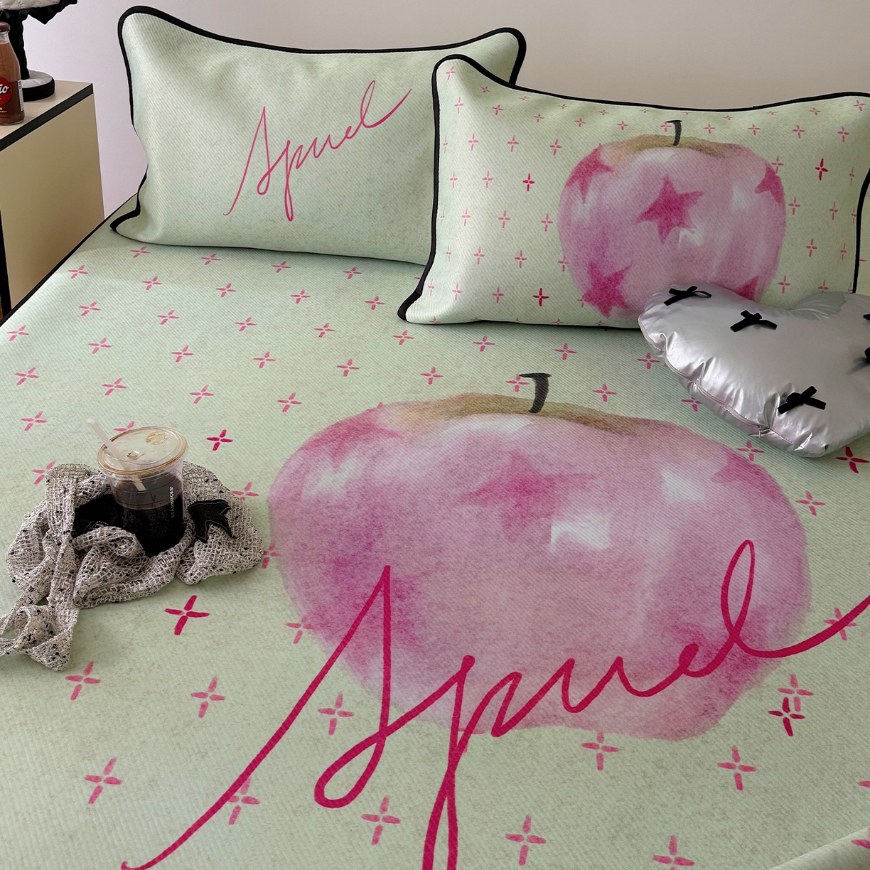 91家纺网 家纺一手货源 找家纺 山茶家居-原创设计（原山茶家纺） 2026新款韩国设计师合作款斜纹冰丝席凉席 韩国设计系列--一颗苹果