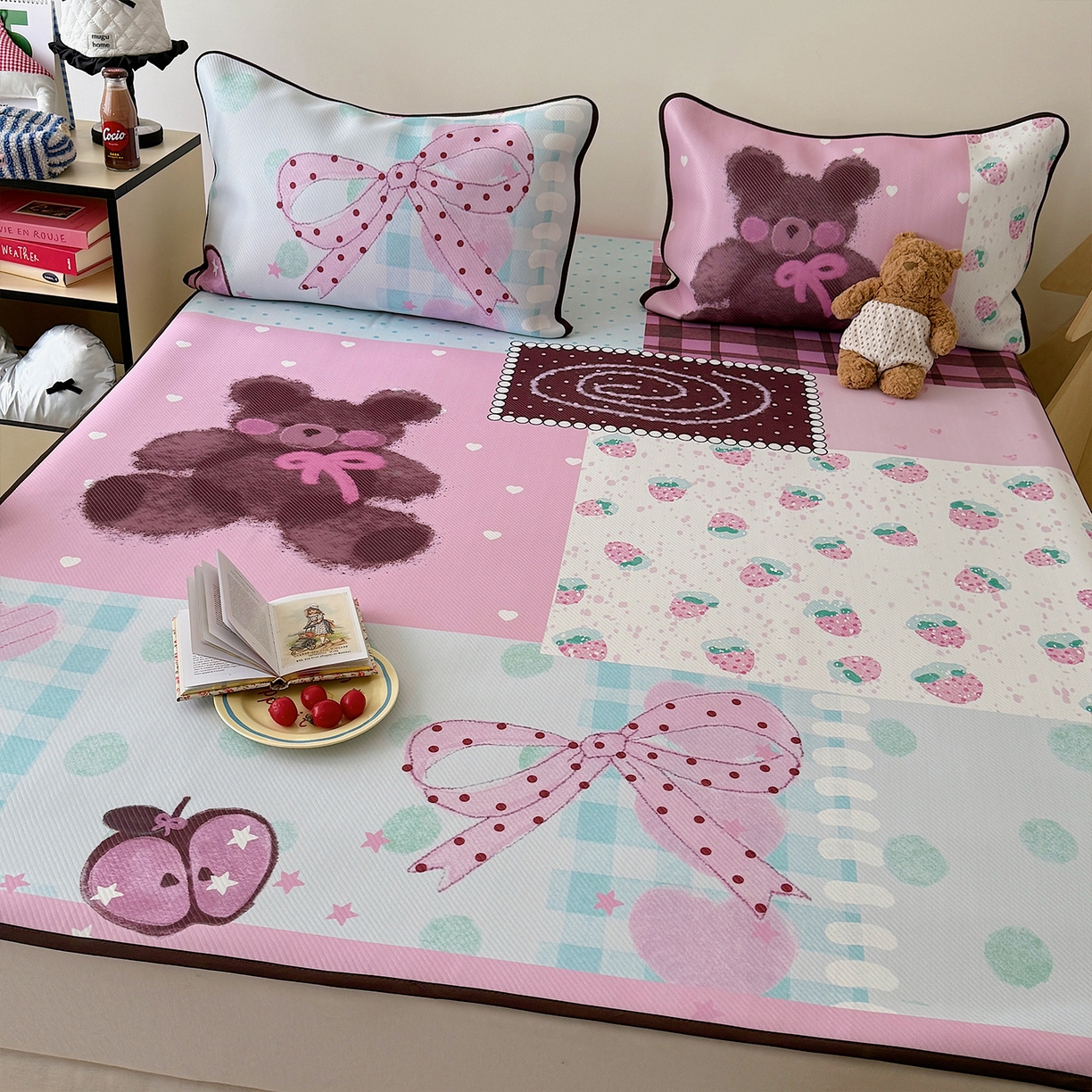 91家纺网 家纺一手货源 找家纺 山茶家居-原创设计（原山茶家纺） 2026新款韩国设计师合作款斜纹冰丝席凉席 韩国设计系列--草莓与熊