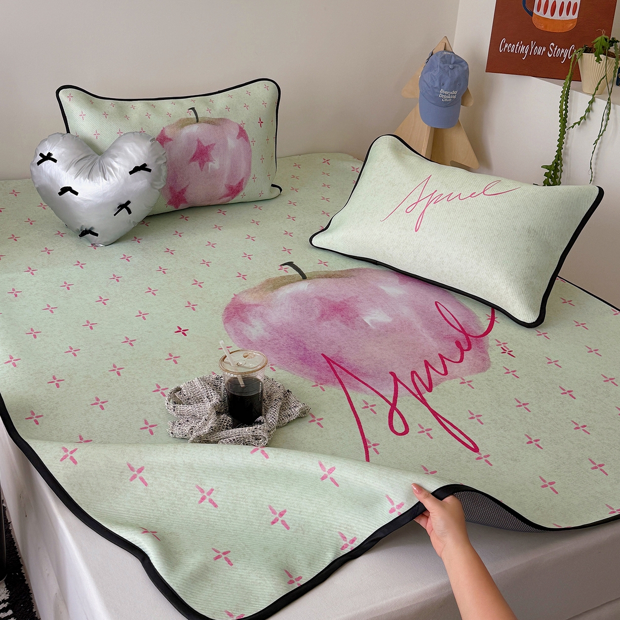 91家纺网 家纺一手货源 找家纺 山茶家居-原创设计（原山茶家纺） 2026新款韩国设计师合作款斜纹冰丝席凉席 韩国设计系列--一颗苹果