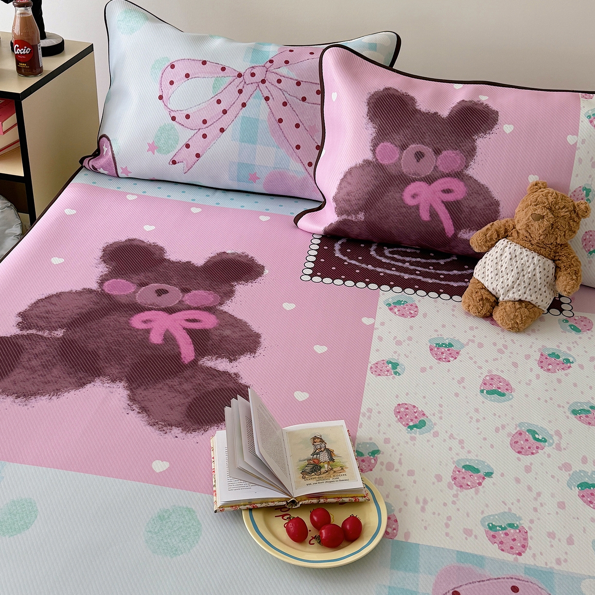 91家纺网 家纺一手货源 找家纺 山茶家居-原创设计（原山茶家纺） 2026新款韩国设计师合作款斜纹冰丝席凉席 韩国设计系列--草莓与熊