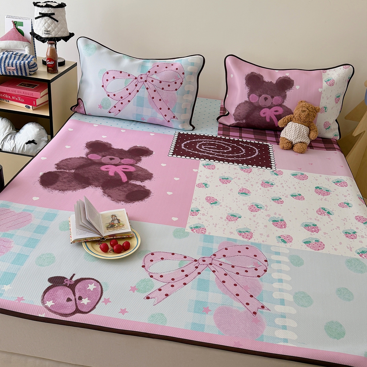 91家纺网 家纺一手货源 找家纺 山茶家居-原创设计（原山茶家纺） 2026新款韩国设计师合作款斜纹冰丝席凉席 韩国设计系列--草莓与熊