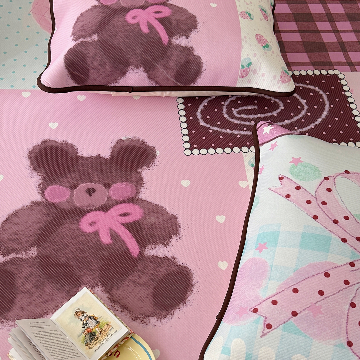 91家纺网 家纺一手货源 找家纺 山茶家居-原创设计（原山茶家纺） 2026新款韩国设计师合作款斜纹冰丝席凉席 韩国设计系列--草莓与熊