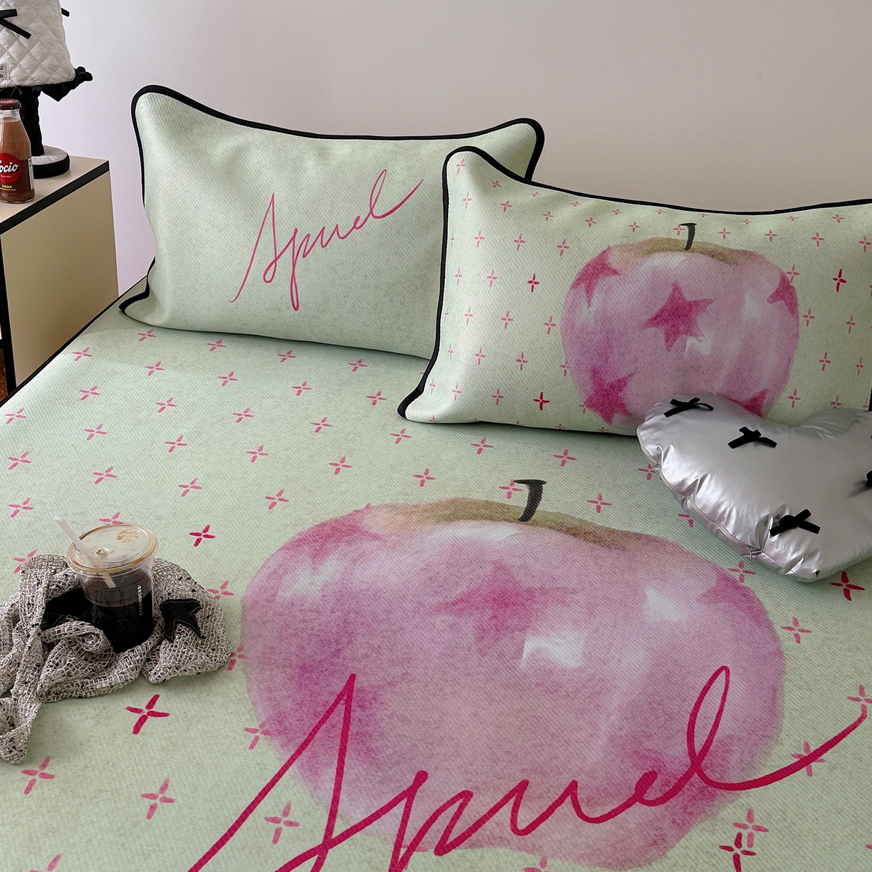 91家纺网 家纺一手货源 找家纺 山茶家居-原创设计（原山茶家纺） 2026新款韩国设计师合作款斜纹冰丝席凉席 韩国设计系列--一颗苹果