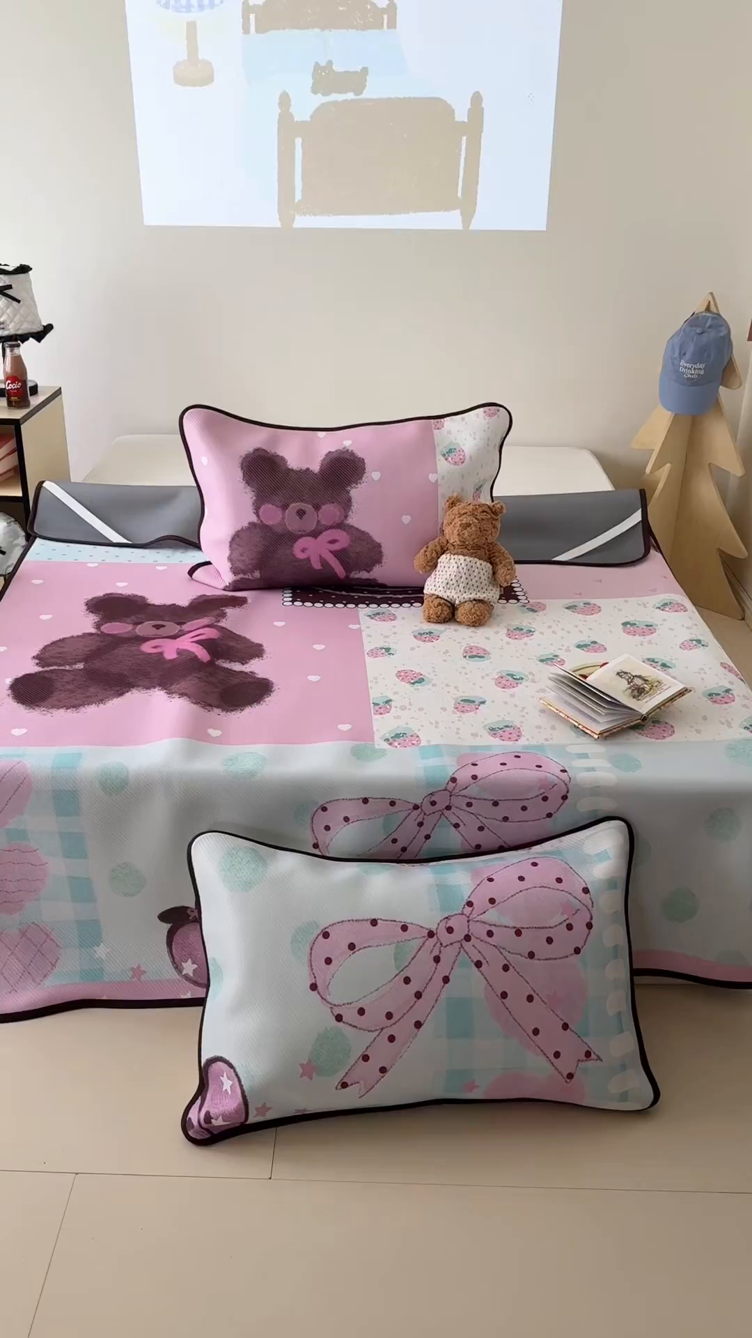 91家纺网 家纺一手货源 找家纺 山茶家居-原创设计（原山茶家纺） 2026新款韩国设计师合作款斜纹冰丝席凉席 韩国设计系列--草莓与熊