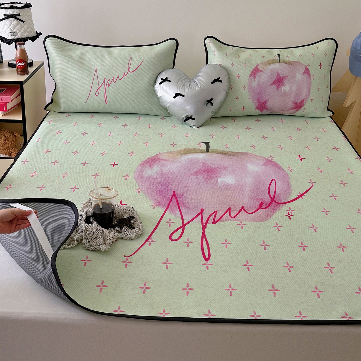 91家纺网 家纺一手货源 找家纺 山茶家居-原创设计（原山茶家纺） 2026新款韩国设计师合作款斜纹冰丝席凉席 韩国设计系列--一颗苹果