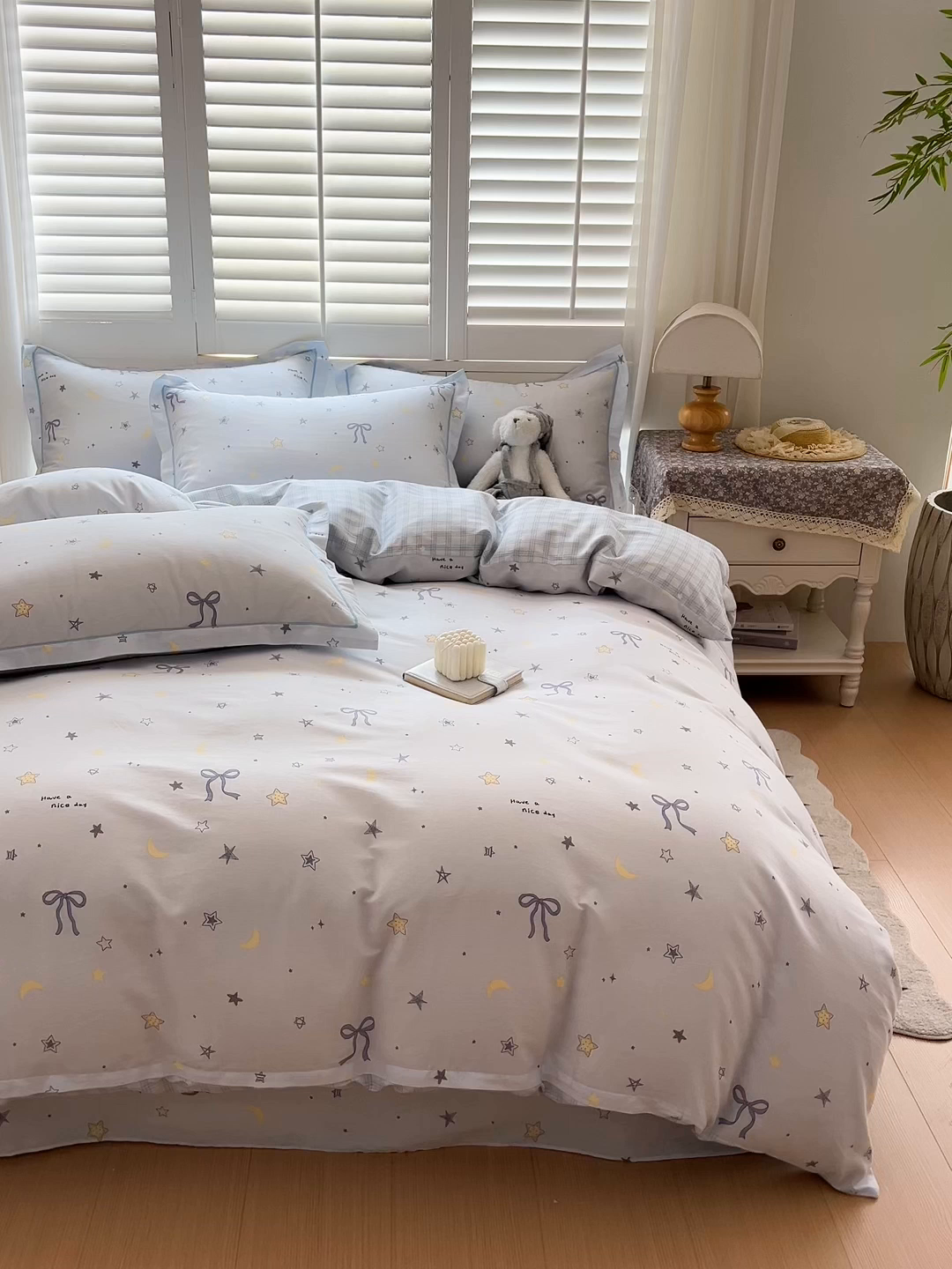 91家纺网 家纺一手货源 找家纺 木易 2026春夏新款吊边款一字绣100%全棉纯棉印花四件套学生宿舍三件套 安睡星语
