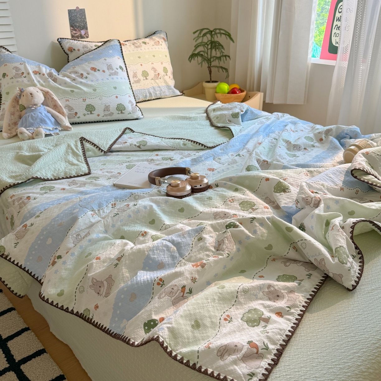 91家纺网 家纺一手货源 找家纺 温眠家纺 2026新款高品质泡芙纱贝壳绣夏被夏凉被空调被四件套 小兔乖乖