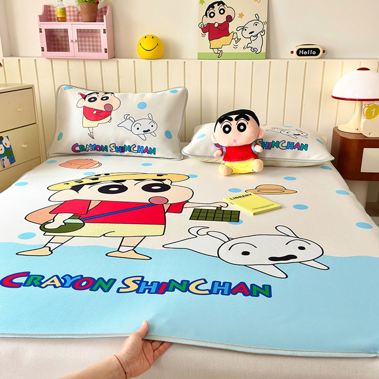 91家纺网 家纺一手货源 找家纺 桃子家居 2026新款A类蜡笔小新授权数码印花中分子1200D凉感冰丝凉感软席 冰丝席-春游小新-床笠款
