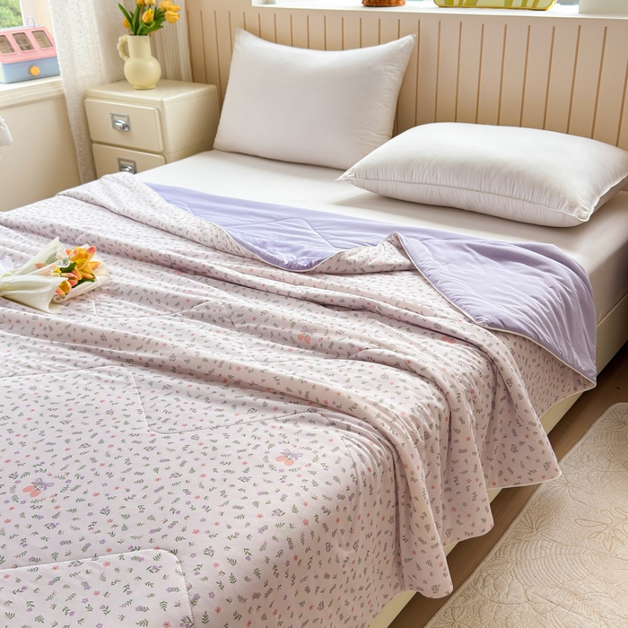 91家纺网 家纺一手货源 找家纺 卡芙兰家纺 2026新款春夏凉感丝夏凉被空调被印花纯色凉感薄被子可机洗 清新莓紫