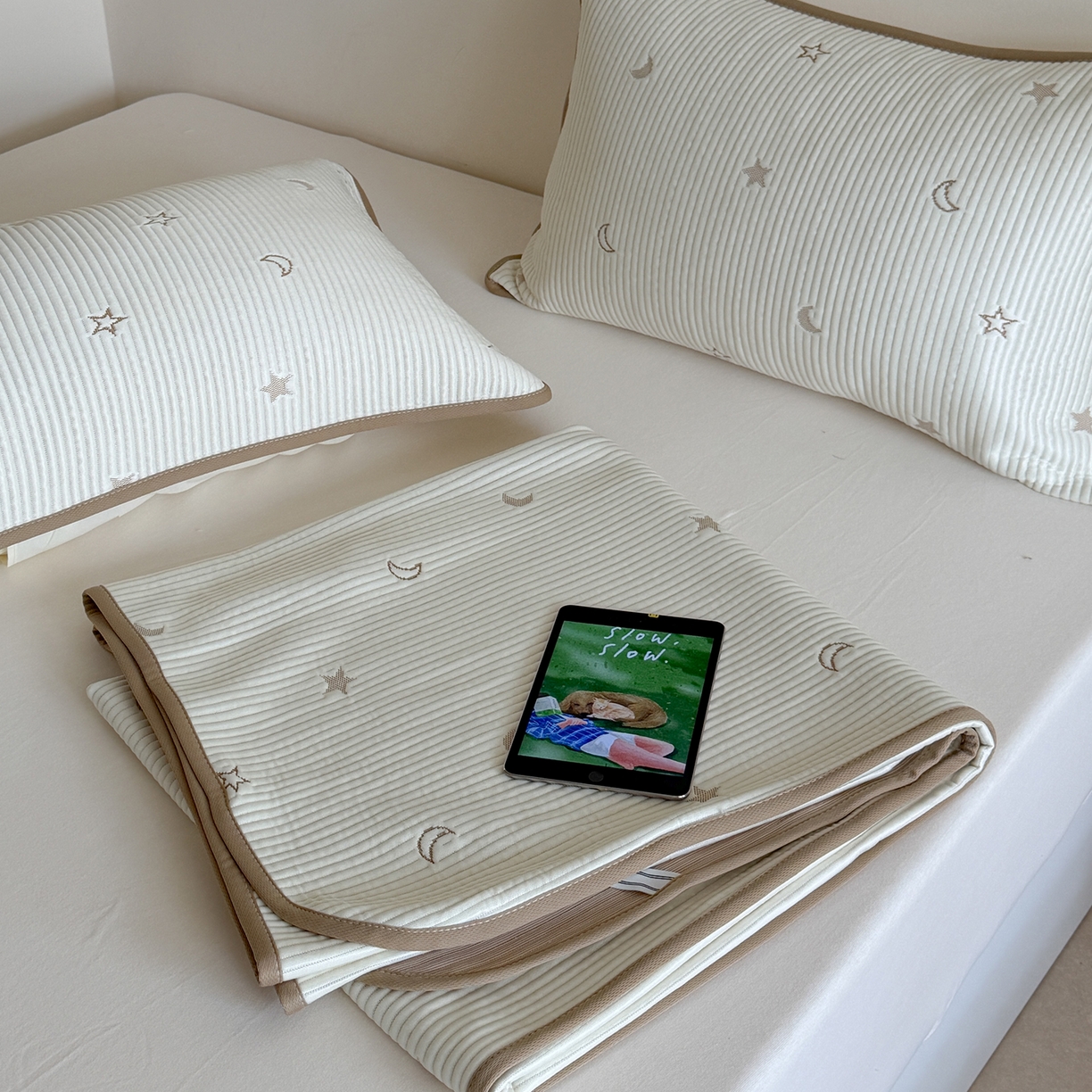 91家纺网 家纺一手货源 找家纺 桃子家居 2026新款A类凉感中分子PE果冻席星月少女奶油韩系撞色提花空调软席床笠床席凉席 PE果冻席-星月咖【床席款】