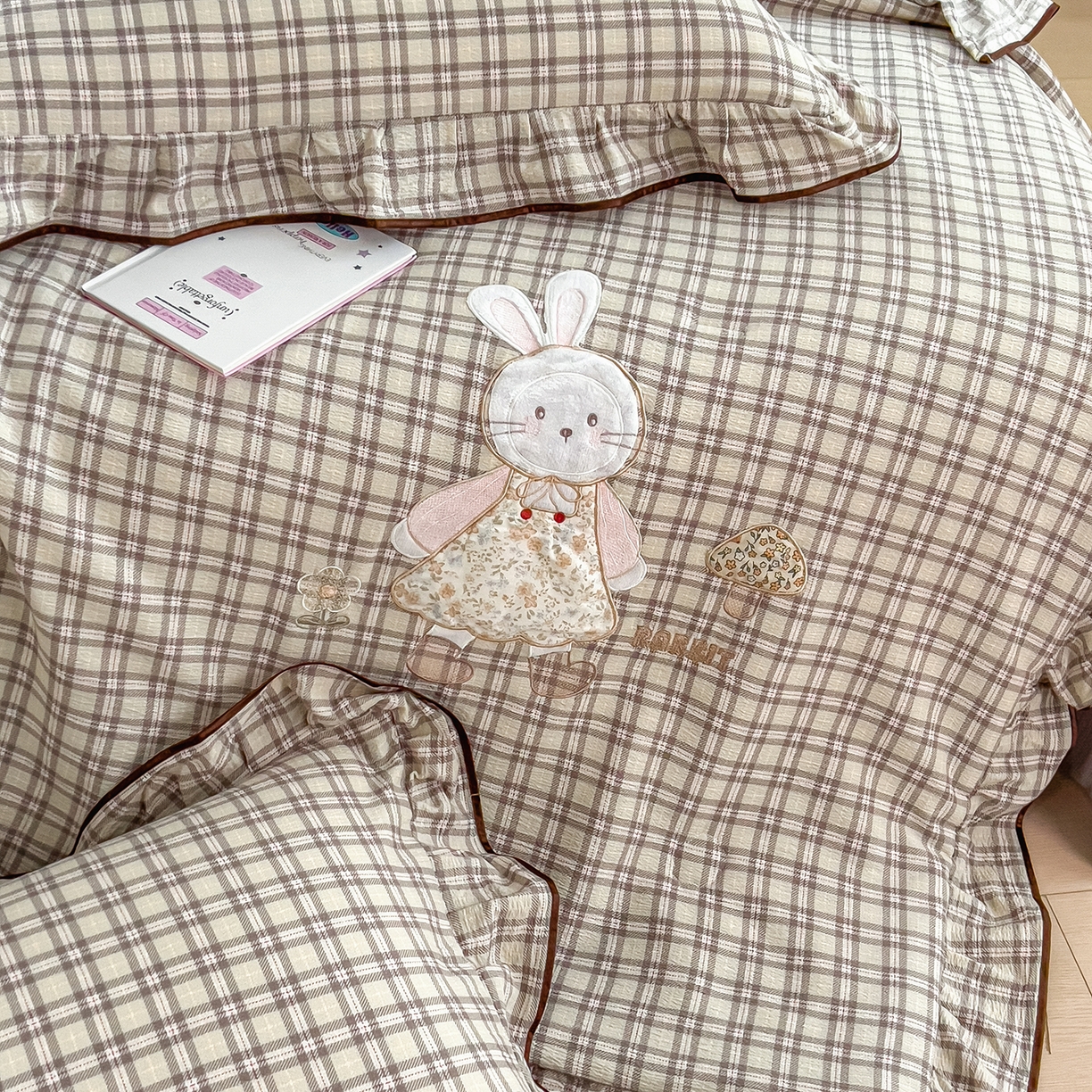 91家纺网 家纺一手货源 找家纺 梵克保罗 2026新款10A抗菌兔兔贴布绣花边夏被被子被芯 格纹兔