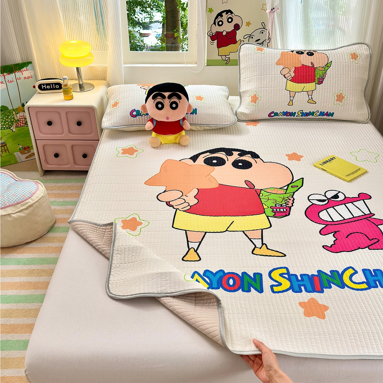 91家纺网 家纺一手货源 找家纺 桃子家居 2026新款A类蜡笔小新数码印花卡通大版夹棉冰皮凉席三件套夏凉被空调被夏被四件套 锦氨夹棉凉席平铺款-星星小新