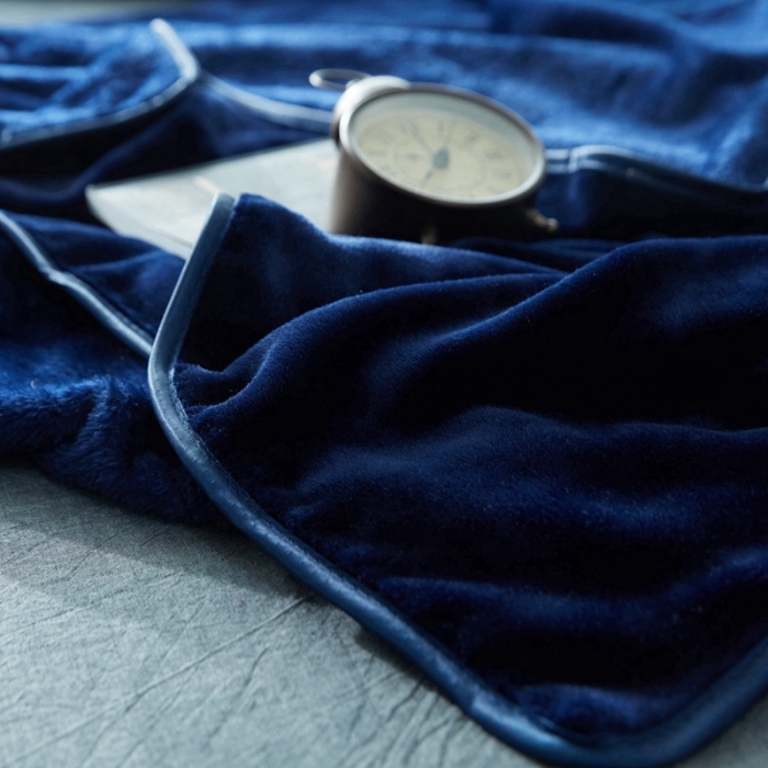 91家纺网 家纺一手货源 找家纺 来菲加厚纯色法莱绒毛毯珊瑚绒毯子素色金貂绒深蓝