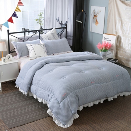 91家纺网 家纺一手货源 找家纺 畅畅家纺 韩版荷叶边时尚小清新条纹水洗棉冬被  小清新豆沙