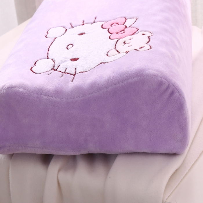 91家纺网 家纺一手货源 找家纺 希咪岚 KT猫贴布绣儿童乳胶枕  紫色