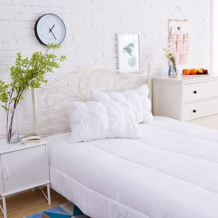 91家纺网 家纺一手货源 找家纺 瑞莉安枕芯 面包羽丝绒枕扭花白色粉色