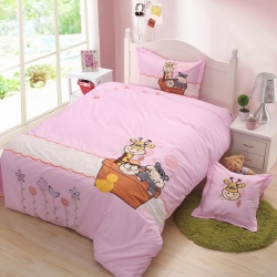 兴莉家纺 全棉加厚绣花四件套小小三剑客粉