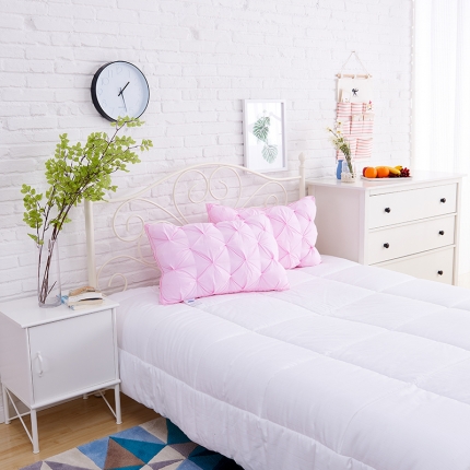 91家纺网 家纺一手货源 找家纺 瑞莉安枕芯 面包羽丝绒枕扭花白色粉色