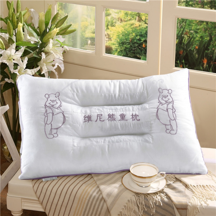 91家纺网 家纺一手货源 找家纺 锦绣万家 决明子儿童枕头学生枕芯绣花款30*50cm 维尼熊