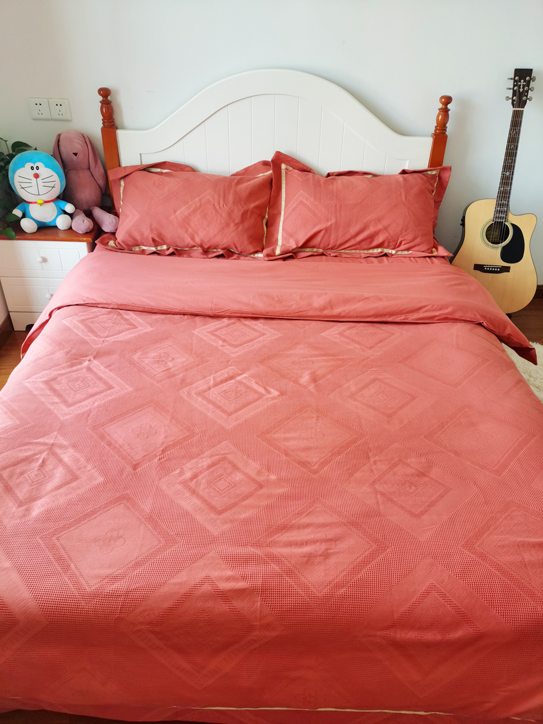 91家纺网 家纺一手货源 找家纺 艾莱2022新款华夫格全棉水洗棉四件套-卡诺凡卡诺凡-海棠红