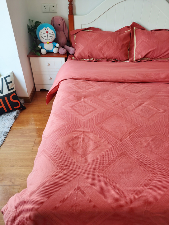 91家纺网 家纺一手货源 找家纺 艾莱2022新款华夫格全棉水洗棉四件套-卡诺凡卡诺凡-海棠红