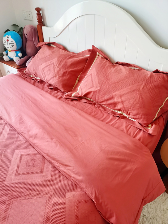 91家纺网 家纺一手货源 找家纺 艾莱2022新款华夫格全棉水洗棉四件套-卡诺凡卡诺凡-海棠红