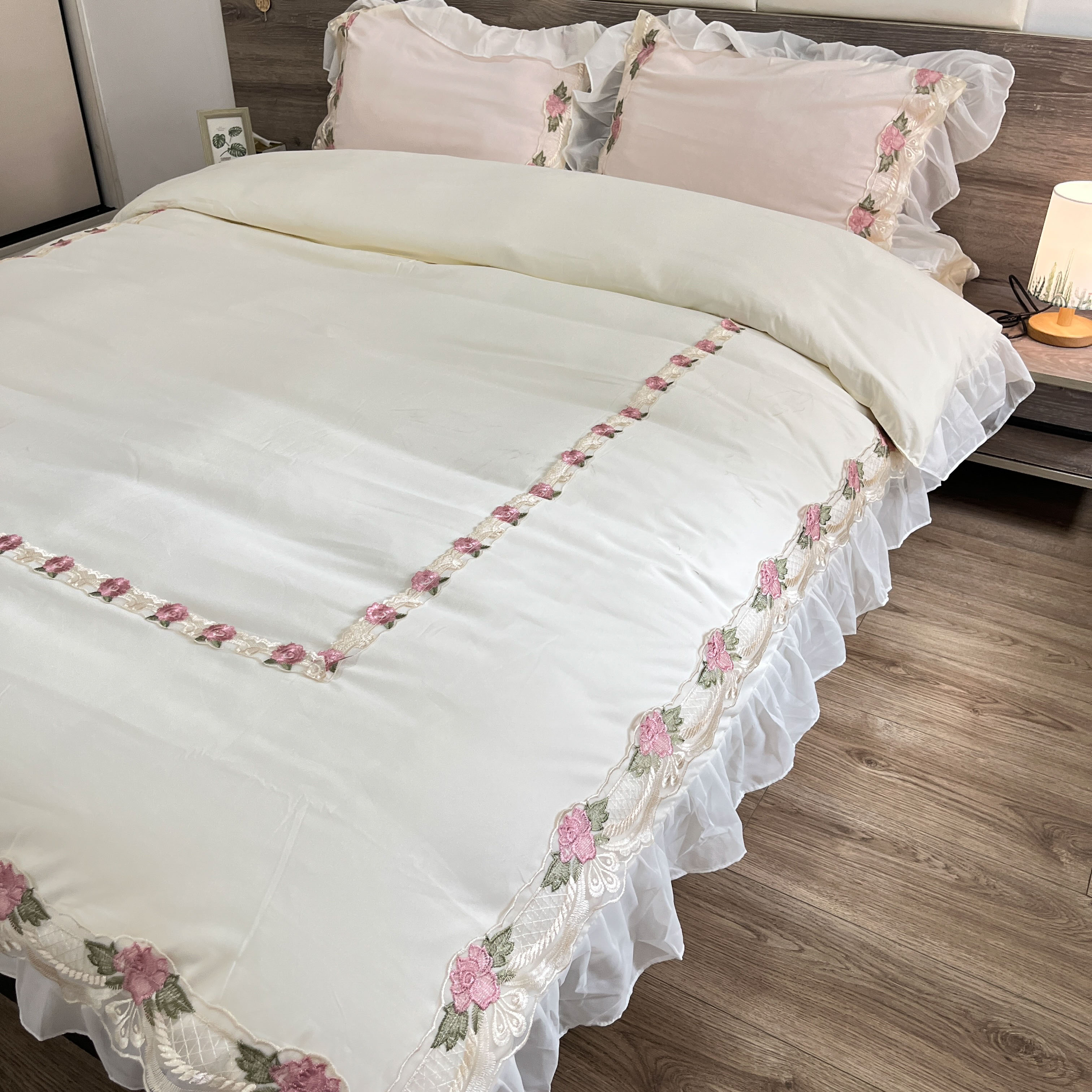 91家纺网 家纺一手货源 找家纺 芭比蔓 2024新款韩版雪纺磨毛四件套-安妮公主 米黄色