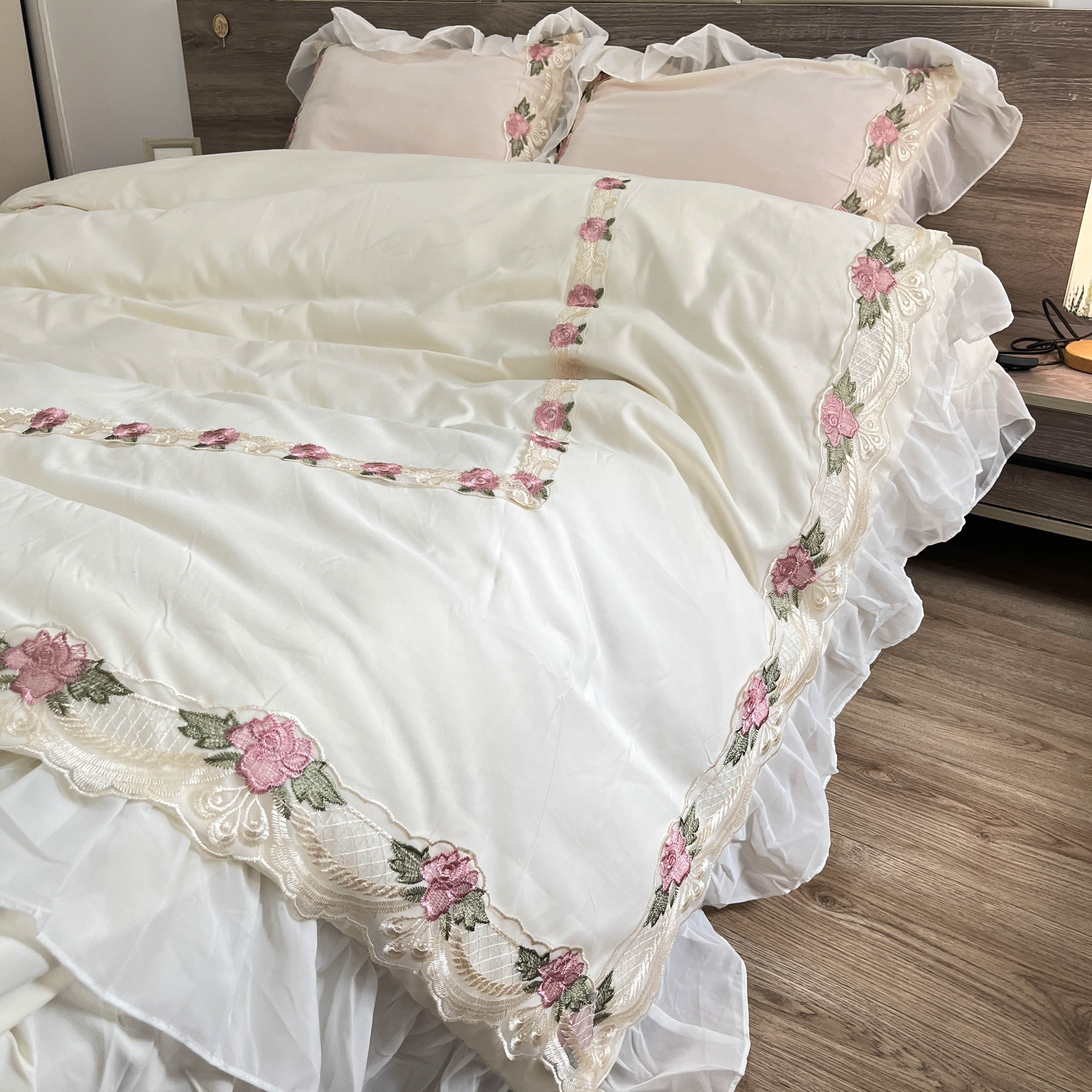 91家纺网 家纺一手货源 找家纺 芭比蔓 2024新款韩版雪纺磨毛四件套-安妮公主 米黄色