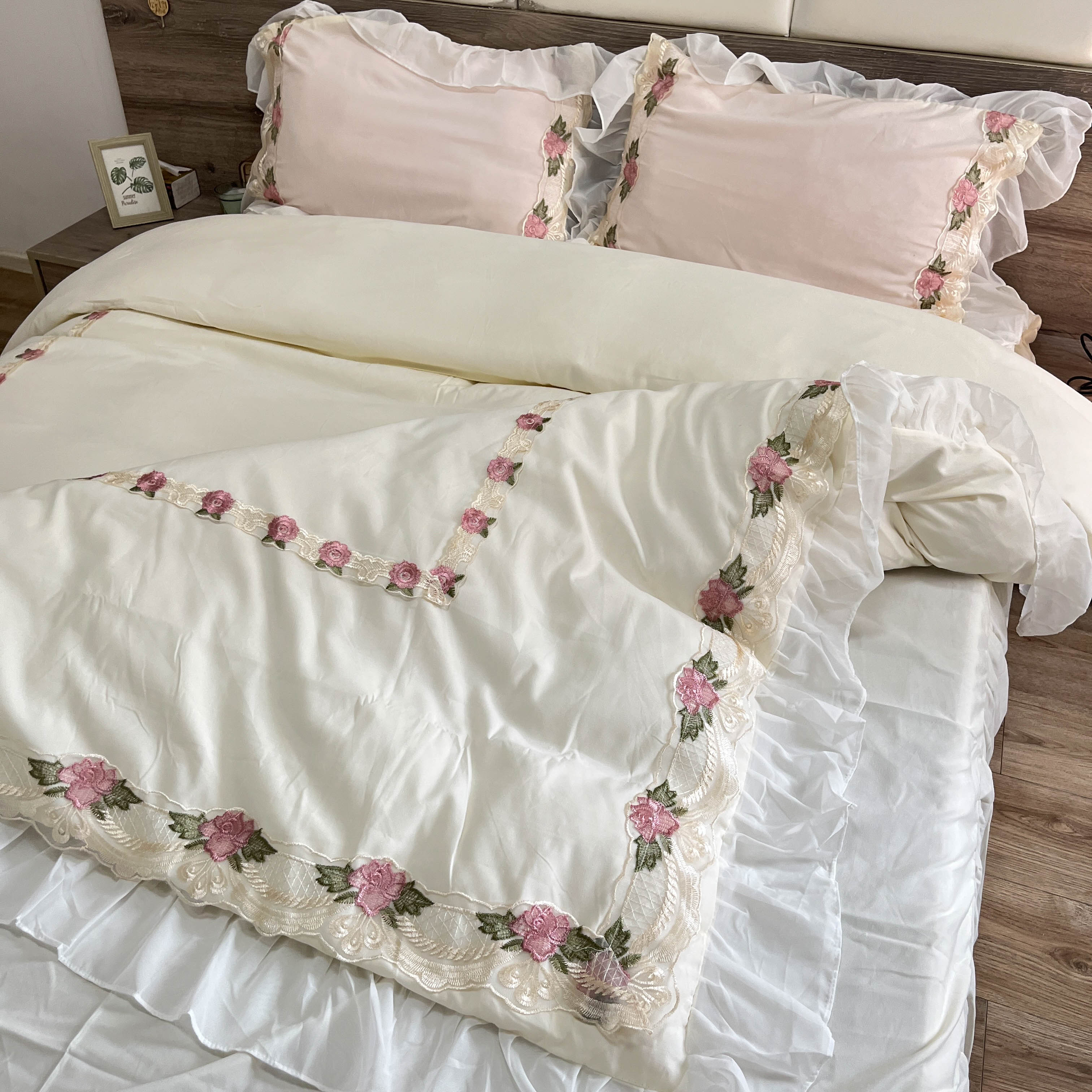 91家纺网 家纺一手货源 找家纺 芭比蔓 2024新款韩版雪纺磨毛四件套-安妮公主 米黄色