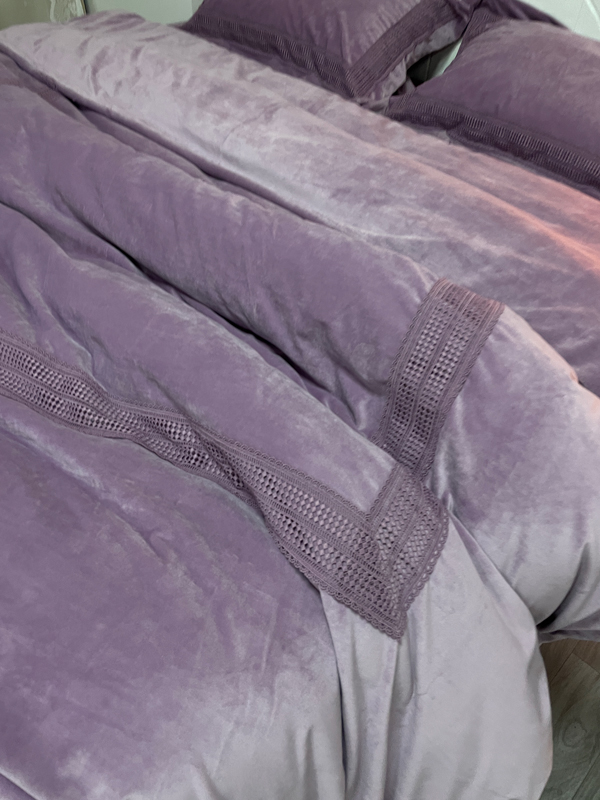 91家纺网 家纺一手货源 找家纺 淼铭家纺新款A类婴肤绒水溶花边牛奶绒四件套-雅系列雅-淡青紫