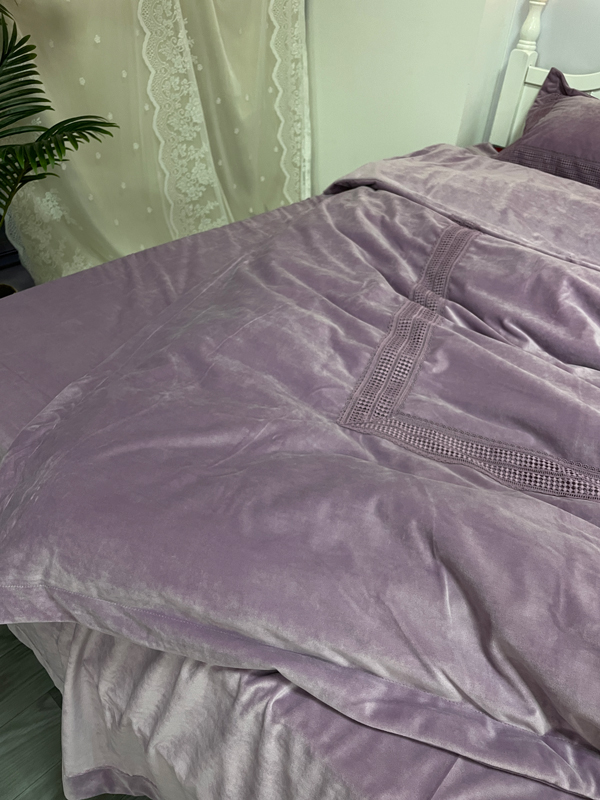 91家纺网 家纺一手货源 找家纺 淼铭家纺新款A类婴肤绒水溶花边牛奶绒四件套-雅系列雅-淡青紫