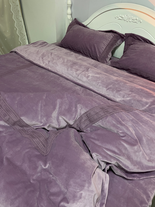 91家纺网 家纺一手货源 找家纺 淼铭家纺新款A类婴肤绒水溶花边牛奶绒四件套-雅系列雅-淡青紫