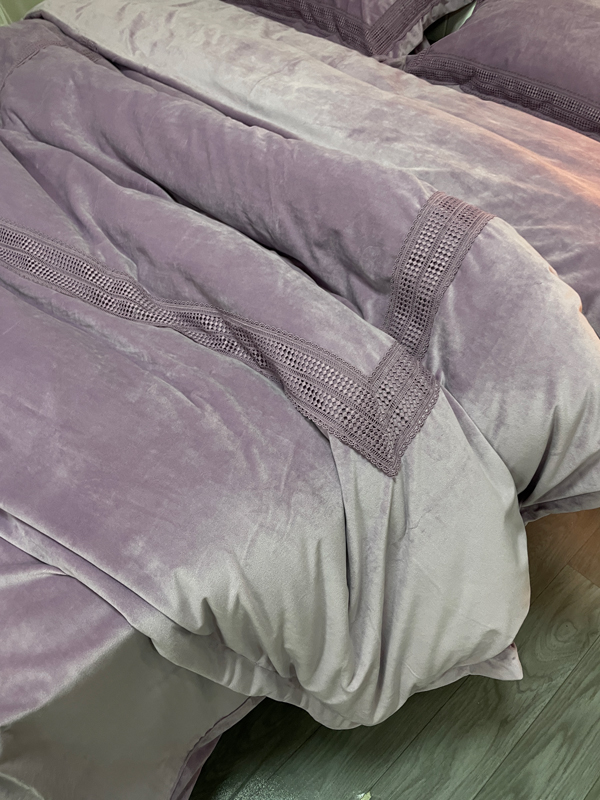 91家纺网 家纺一手货源 找家纺 淼铭家纺新款A类婴肤绒水溶花边牛奶绒四件套-雅系列雅-淡青紫