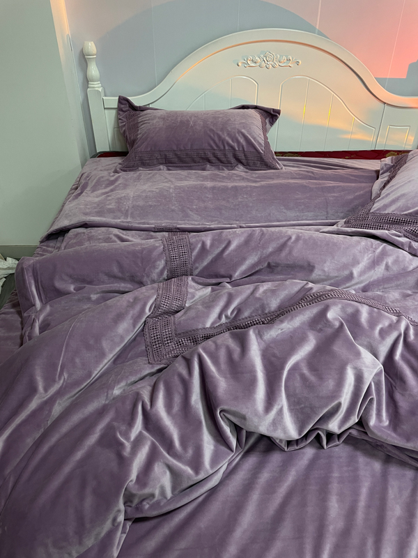 91家纺网 家纺一手货源 找家纺 淼铭家纺新款A类婴肤绒水溶花边牛奶绒四件套-雅系列雅-淡青紫