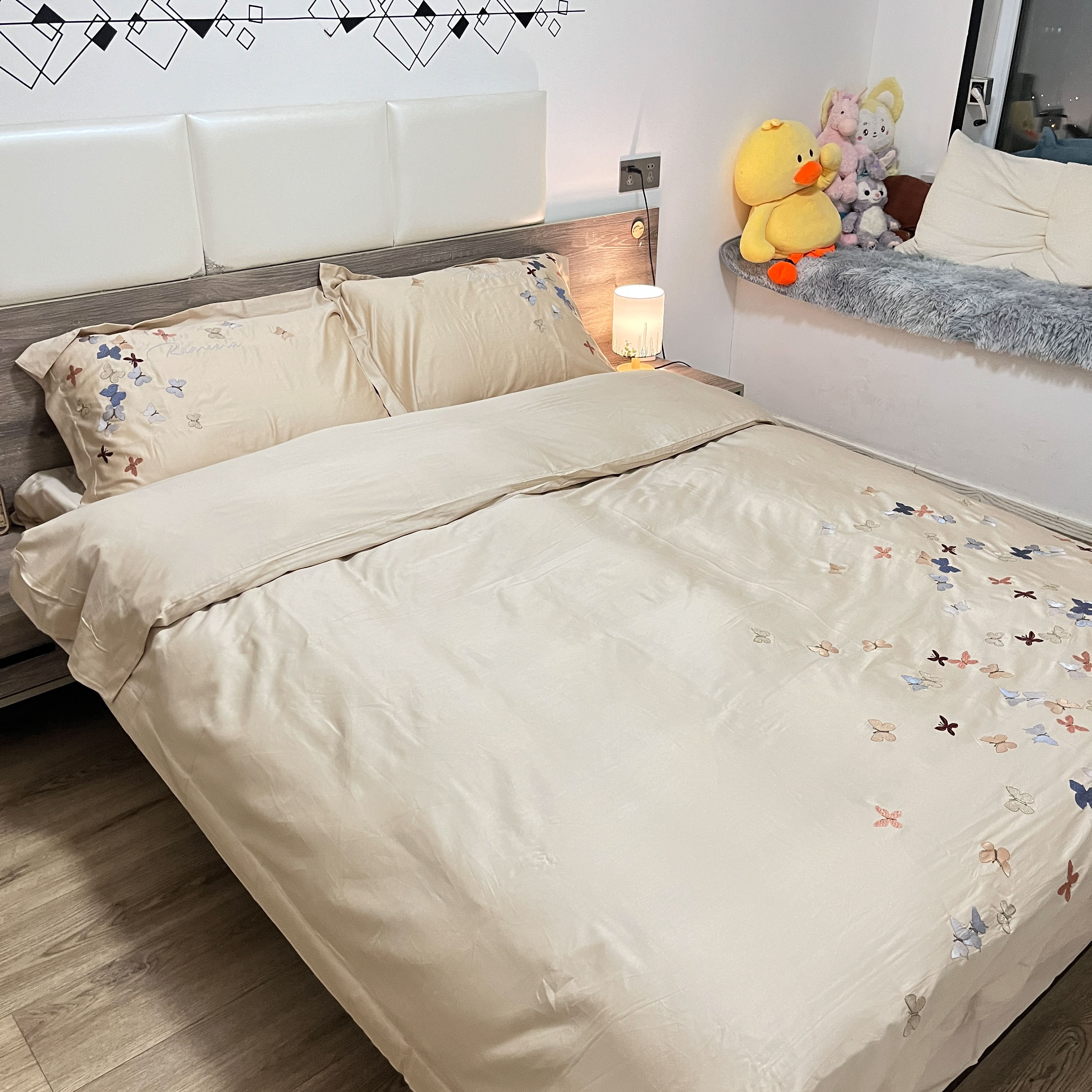 91家纺网 家纺一手货源 找家纺 理想家 2022新款13372全棉刺绣四件套-蝴蝶 金色