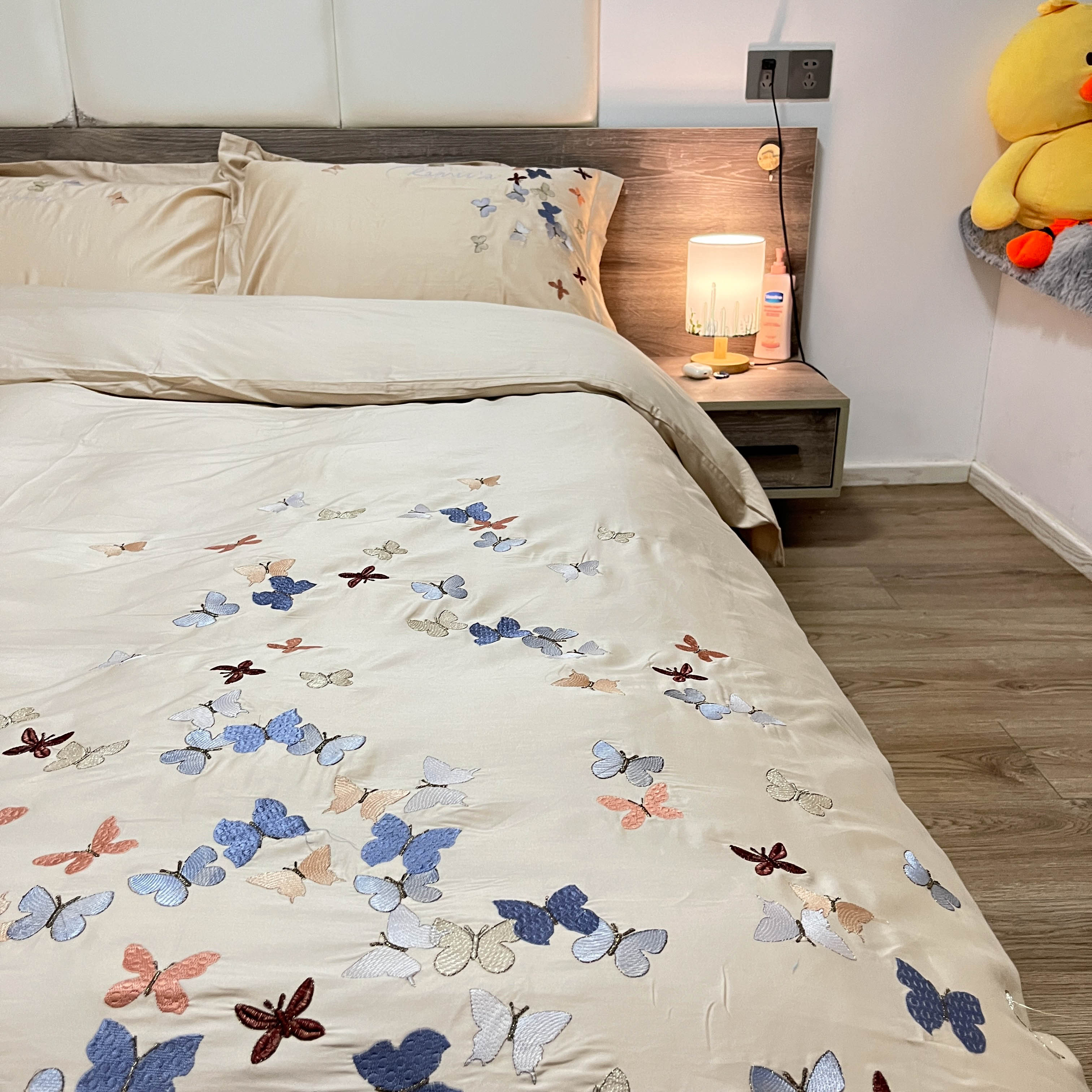 91家纺网 家纺一手货源 找家纺 理想家 2022新款13372全棉刺绣四件套-蝴蝶 金色