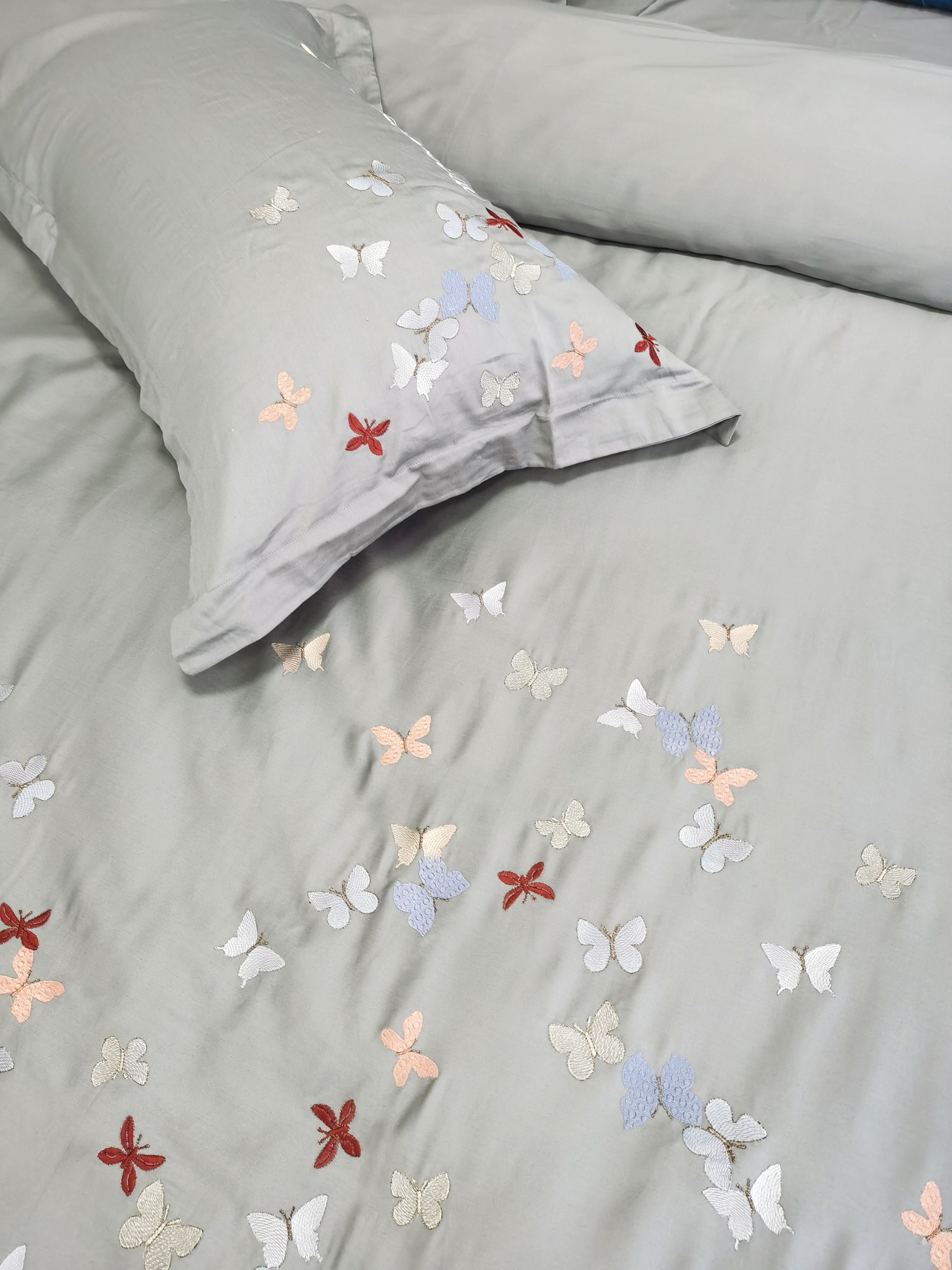 91家纺网 家纺一手货源 找家纺 理想家 2022新款13372全棉刺绣四件套-蝴蝶 灰色