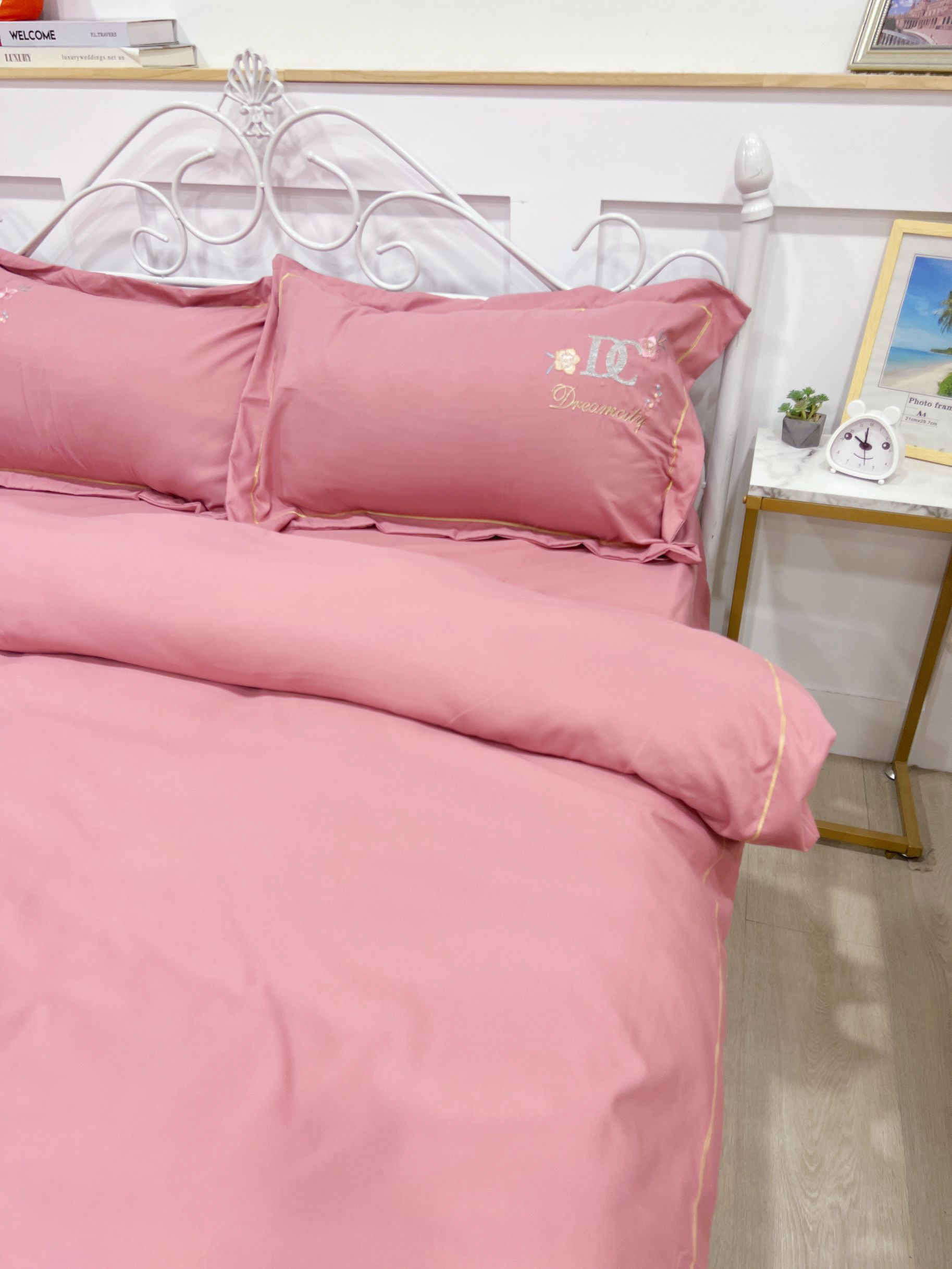 91家纺网 家纺一手货源 找家纺 靓生活 2022新款高克重磨毛刺绣四件套 相爱一生-豆沙粉