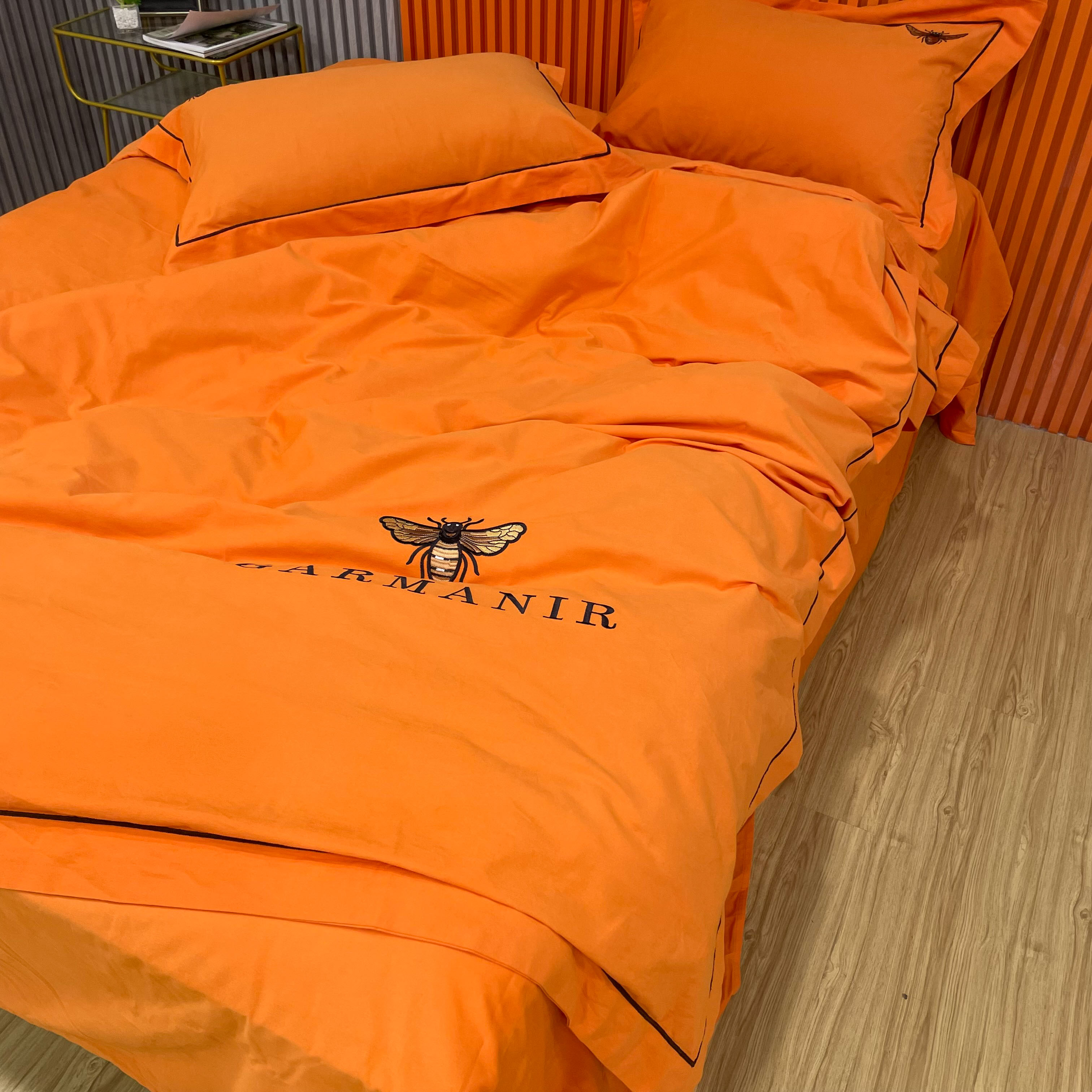 91家纺网 家纺一手货源 找家纺 （总）启航家居2025新款全棉磨毛宽边刺绣四件套英伦潮派系列