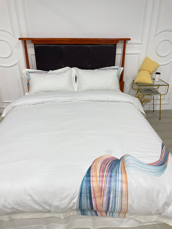 91家纺网 家纺一手货源 找家纺 魅都 新款阿克苏长绒棉刺绣轻奢凤四件套邂逅彩虹椰奶白