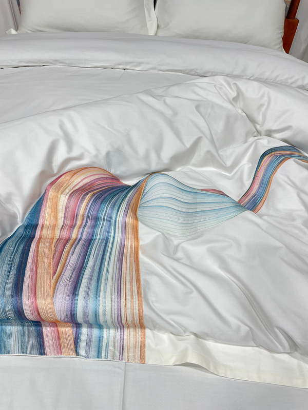 91家纺网 家纺一手货源 找家纺 魅都 新款阿克苏长绒棉刺绣轻奢凤四件套邂逅彩虹椰奶白