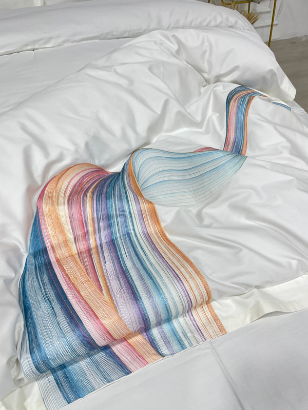 91家纺网 家纺一手货源 找家纺 魅都 新款阿克苏长绒棉刺绣轻奢凤四件套邂逅彩虹椰奶白