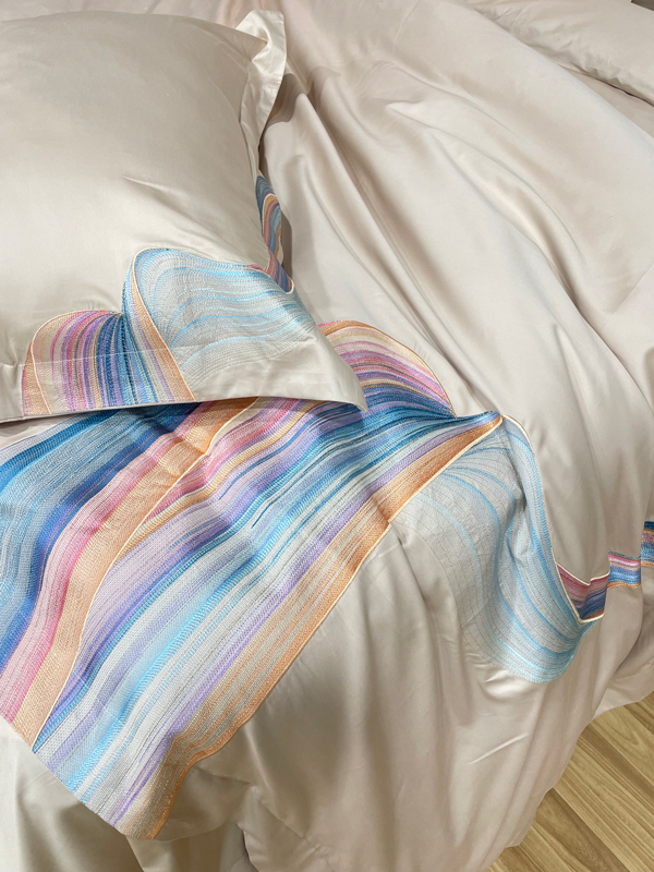 91家纺网 家纺一手货源 找家纺 魅都新款阿克苏长绒棉刺绣轻奢凤四件套邂逅彩虹香槟金