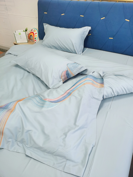 91家纺网 家纺一手货源 找家纺 魅都新款阿克苏长绒棉刺绣轻奢凤四件套邂逅彩虹天空蓝